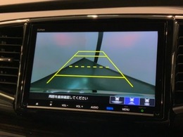 リバースギアに入れるだけで後方の表示へ切り替わります。夜間や雨の日の駐車も楽になりますよ。