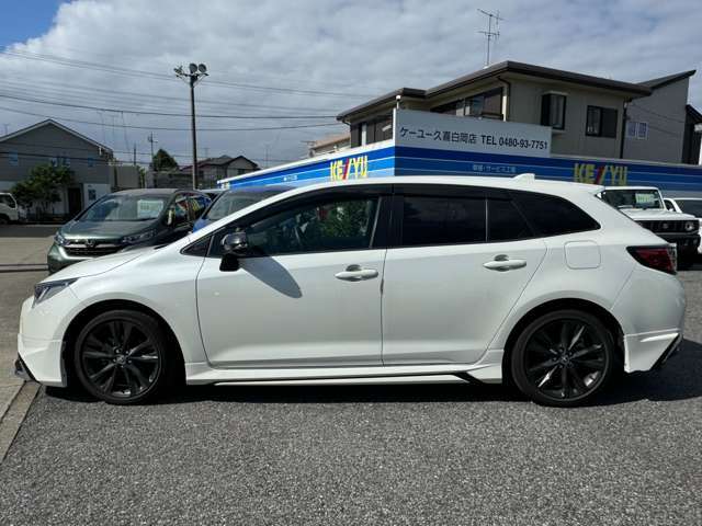 雨が降ってもゆったりと車選びができる全天候型立体展示場！エスカレーター完備！