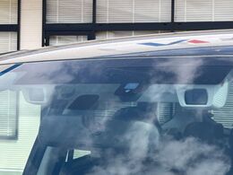 【アイサイトVer3】前方の車両等を検知し、衝突しそうな時は警報で注意を促し、ブレーキを踏む力をサポート。ブレーキを踏めなかった場合は衝突被害軽減ブレーキが作動、衝突回避をサポートします。