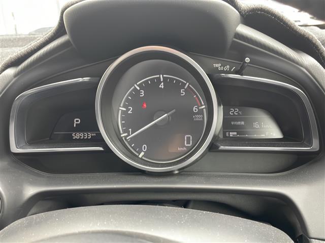 【インフォメーションディスプレイ一体型メーター】オーディオ情報や運転サポートシステムの表示、もちろん速度情報もこの画面でまとめて表示。ドライバーのサポートをしっかりしてくれます。