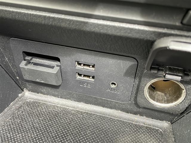 【充電用USB端子】スマホなどの充電に便利なUSB端子を装備しております。