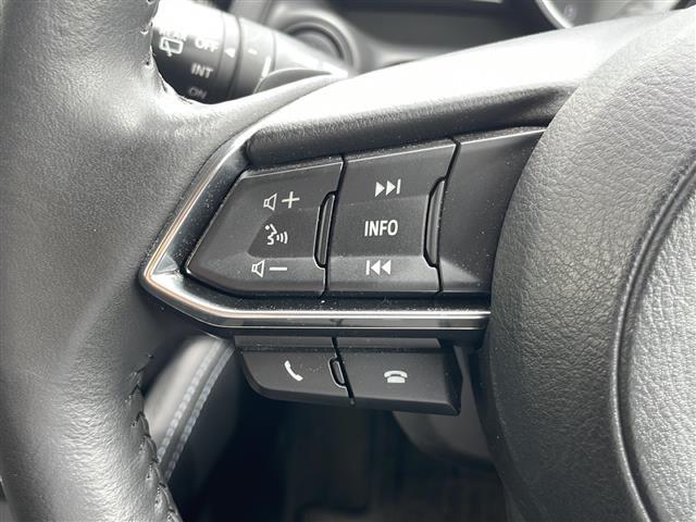 【ステアリングリモコン】運転中でも目線はそのまま、手元のスイッチで安全にオーディオが操作できます。