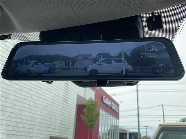 【デジタルインナーミラー】車両後方にカメラを取り付けてインナーミラーに後方映像を表示。後席に同乗者がいても、クルマの後ろを広い範囲で表示します。