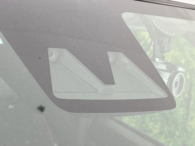 【スマートアシスト】走行中に前方の車両等を認識し、衝突しそうな時は警報とブレーキで衝突回避と被害軽減をアシスト。より安全にドライブをお楽しみいただけます。