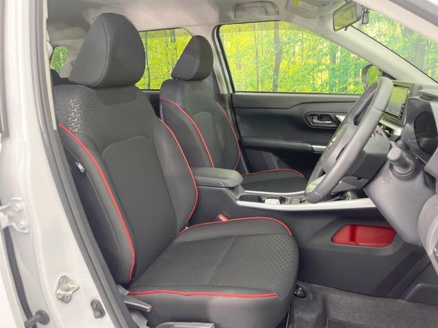 運転席シート廻りは使用感も少なく、良好な状態となっています。前オーナー様が丁寧に使っていたことがよくわかりますね。