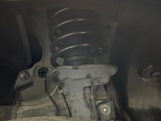 お車を安心してお乗りいただく為には、足回りの定期点検が欠かせません。サービスサポート（有償保証）では無料点検もご提供しており、安心のカーライフをお過ごしいただけるサポート体制が整っています。