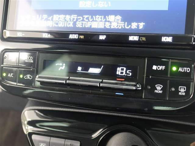 スタイリッシュなデザインのインパネ。各操作スイッチは使いやすい位置に配置されてます。