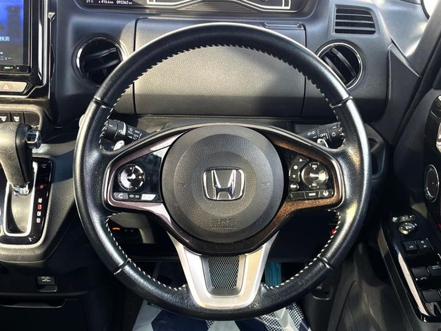 【パドルシフト】ハンドルから手を離さずに素早くシフトアップ＆ダウンができるので、エンジンブレーキを使う下り坂や高速道路の合流で加速したい場面で役立ちます。