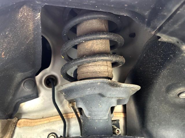 お車を安心してお乗りいただく為には、足回りの定期点検が欠かせません。サービスサポート（有償保証）では無料点検もご提供しており、安心のカーライフをお過ごしいただけるサポート体制が整っています。