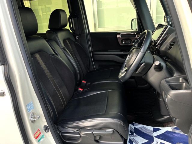 【ハーフレザーシート】高級感と座り心地を両立した人気のシート♪背面・座面のファブリック素材は、通気性の良さや滑りにくさに優れています。気温や服装に左右されず快適にお乗りいただけます。