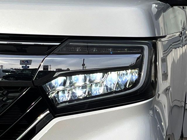 【LEDヘッドライト】悪天候や夜間走行時も良好な視界を確保し安心して運転できる高輝度LEDヘッドライトを装備！点灯速度が早く、消費電力も抑えられています。