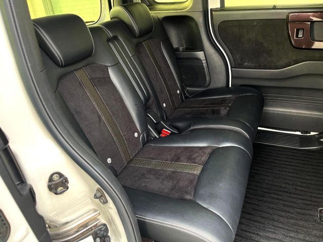 広々とした2列目シートは居住性が高く、居心地も快適！友達や家族とのお出かけにぴったりです。ベビーシートやチャイルドシート使用時も快適にお過ごしいただける十分な空間を確保しています。