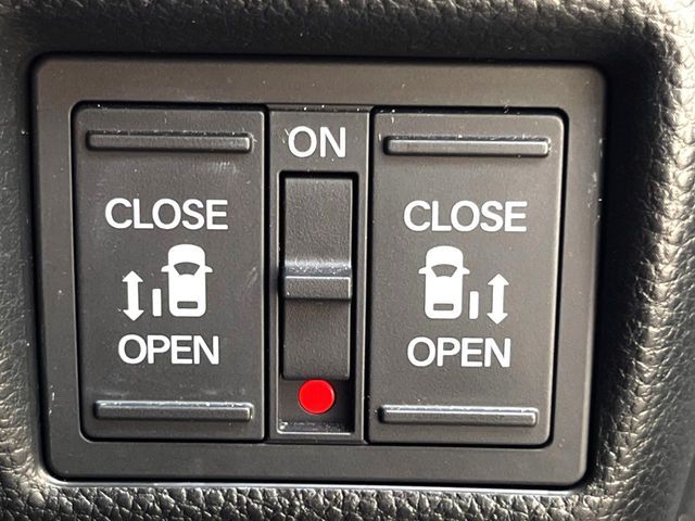 【両側パワースライドドア】スマートキーや運転席のスイッチで後席両側スライドドアの開閉が可能♪電動だから力を入れてドアを開ける必要が無く、小さなお子様でも簡単に開け閉めでき快適です♪