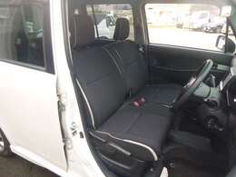 大型アームレスト付ベンチシート。