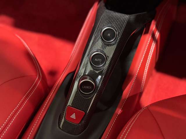 トランスミッション:7速F1DCT【センターブリッジはカーボンファイバー製となっております。】