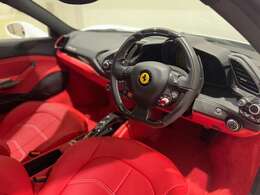 内装色:ROSSO FERRARI【人気オプションのカーボンファイバードライバーゾーンが装備されております。】