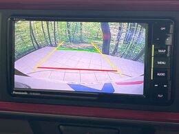 【バックカメラ】駐車時に後方がリアルタイム映像で確認できます。大型商業施設や立体駐車場での駐車時や、夜間のバック時に大活躍！運転スキルに関わらず、今や必須となった装備のひとつです！