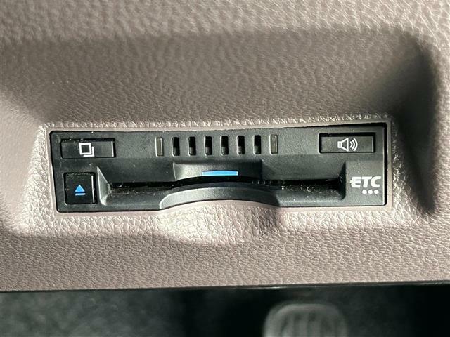 【ETC】有料道路を利用する際に料金所で停止することなく通過できる、ETC車載器（ノンストップ自動料金収受システム機器）が装備されています。セットアップを行うことで利用可能になります。