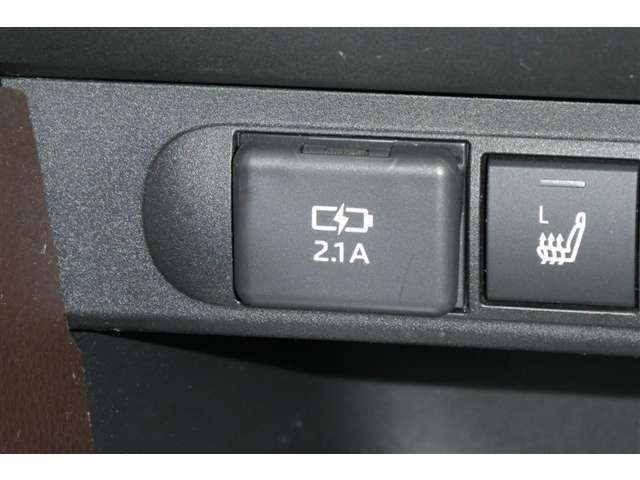 スマートフォンやお手持ちの機器のバッテリー残量が少なくなっても、運転中に充電ができるので安心ですね！