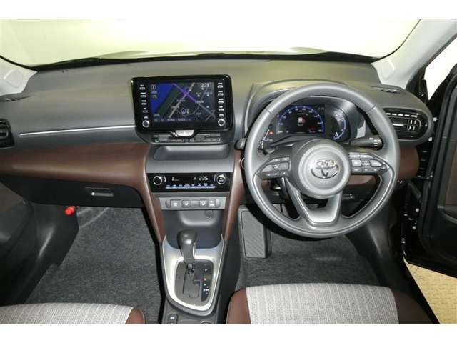 運転席周りのレイアウトをご覧ください。ナビゲーションが綺麗に装着されすっきり収まってますね！