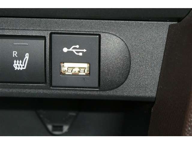 充電用USB端子付き。スマートフォンなどの充電に便利です。