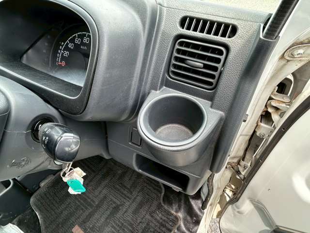 ☆ドリンクホルダーもハンドル横に搭載しておりますので、運転中に喉が渇いた時でも視界に入る場所なので、安全運転が出来ます！
