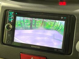 【バックカメラ】駐車時に後方がリアルタイム映像で確認できます。大型商業施設や立体駐車場での駐車時や、夜間のバック時に大活躍！運転スキルに関わらず、今や必須となった装備のひとつです！