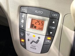 【オートエアコン】一度お好みの温度に設定すれば、車内の温度を検知し風量や温度を自動で調整。暑い…寒い…と何度もスイッチ操作をする必要はありません。快適な車内空間には必須の機能ですね♪