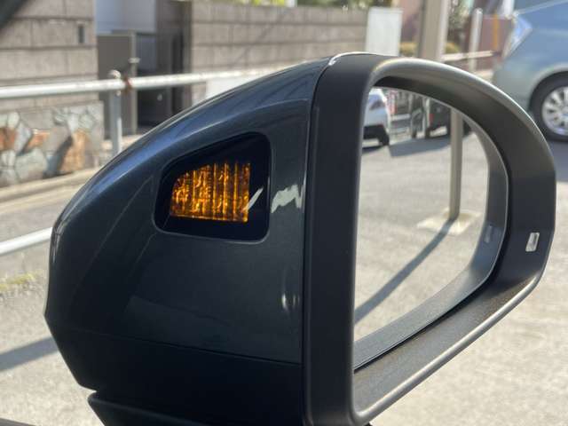 後側方車両接近警報で車線変更など目視も必要ですがミラーの部分で再度確認ができ便利な機能です♪