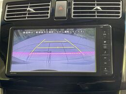 【バックカメラ】駐車時に後方がリアルタイム映像で確認できます。大型商業施設や立体駐車場での駐車時や、夜間のバック時に大活躍！運転スキルに関わらず、今や必須となった装備のひとつです！