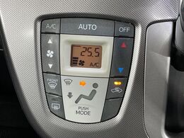 【オートエアコン】一度お好みの温度に設定すれば、車内の温度を検知し風量や温度を自動で調整。暑い…寒い…と何度もスイッチ操作をする必要はありません。快適な車内空間には必須の機能ですね♪
