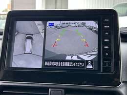 【アラウンドビューモニター】クルマを真上から見下ろしているかのような映像によって、車庫入れや縦列駐車などの駐車時に、自車と駐車位置の関係をひと目で確認でき、スムースな駐車をサポートします。