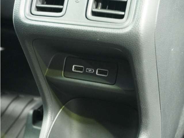 USBチャージャーは後席用にも設置されており、長時間のドライブも安心です。