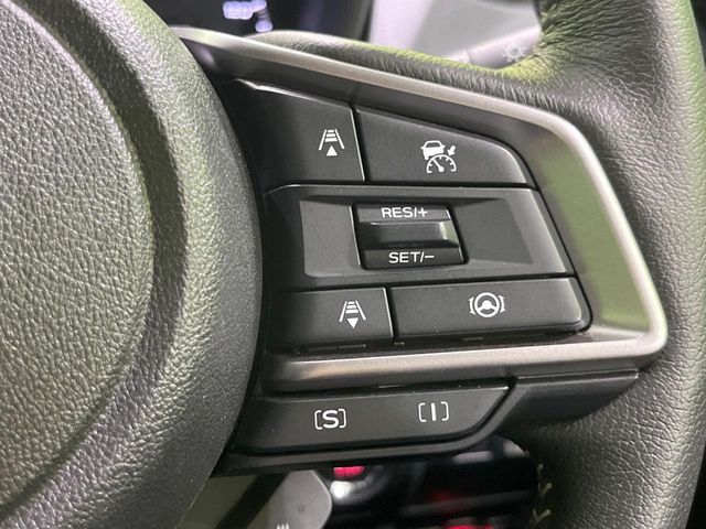 【全車速追従機能付クルーズコントロール】高速道路での長距離走行が楽に！！自動で速度を保つクルーズコントロールが、衝突軽減システムと連携し、前方の車両を感知して車間を保つように速度調節してくれます！！