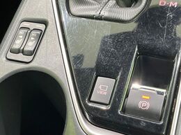 【電動パーキングブレーキ】パーキングブレーキは便利な電動式！ボタン一つで操作でき、アクセルを踏めば自動で解除されます♪レバーやペダルが無いので運転席廻りもすっきりしますね♪
