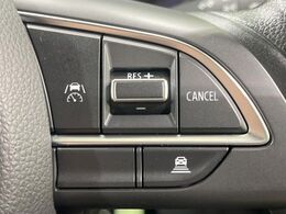 【アダプティブクルーズコントロール】高速道路での長距離走行が楽に！！自動で速度を保つクルーズコントロールが、衝突軽減システムと連携し、前方の車両を感知して車間を保つように速度調節してくれます！！