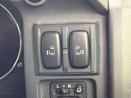 【両側パワースライドドア】スマートキーや運転席のスイッチで後席両側スライドドアの開閉が可能♪電動だから力を入れてドアを開ける必要が無く、小さなお子様でも簡単に開け閉めでき快適です♪