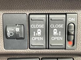 【両側パワースライドドア】スマートキーや運転席のスイッチで後席両側スライドドアの開閉が可能♪電動だから力を入れてドアを開ける必要が無く、小さなお子様でも簡単に開け閉めでき快適です♪