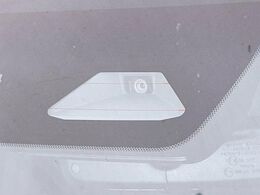 【トヨタセーフティセンス】走行中に前方の車両等を認識し、衝突しそうな時は警報とブレーキで衝突回避と被害軽減をアシスト。より安全にドライブをお楽しみいただけます。