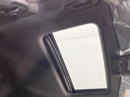【サンルーフ】開放感たっぷりの希少装備、サンルーフが装着されています！車内に明かりを取り入れたり景色を楽しむ以外にも、車内の空気も簡単に換気できて快適です！