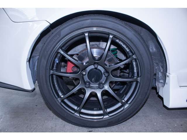 タイヤサイズは215/40R17です。