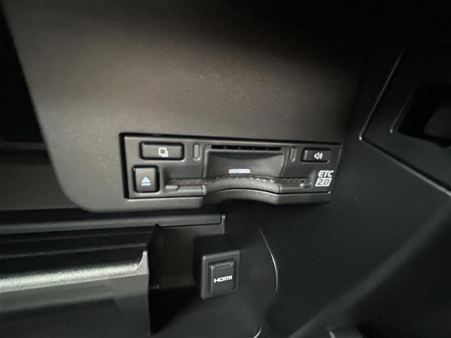 【ETC】有料道路を利用する際に料金所で停止することなく通過できる、ETC車載器（ノンストップ自動料金収受システム機器）が装備されています。セットアップを行うことで利用可能になります。