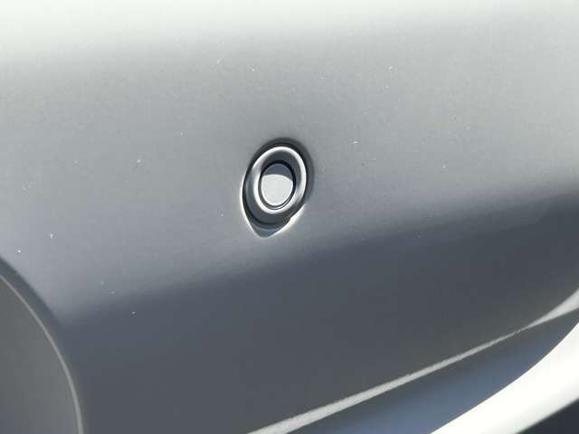 リヤバンパーに4つの超音波センサーを内蔵し、車輛後方にある障害物を検知、透明なガラスも検知でき、コンビニの駐車場などでの衝突回避をサポートします