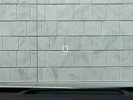 【HUD（ヘッドアップディスプレイ）】運転席前方のフロントガラスに速度情報や運転をアシストする情報などを表示。視線を落とさずに速度を確認できるので、よそ見による事故を減らしてくれます。