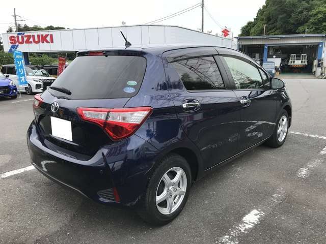 後部座席はプライバシーガラスです。断熱効果もあるので車内温度の上昇を防いでくれます。夏場のエアコンの効きも良くなり、快適に過ごせます！燃費向上にもつながります！！