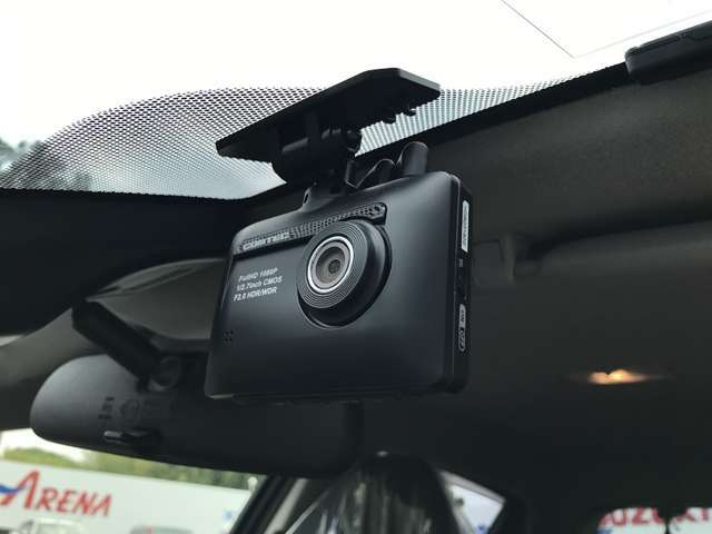 あなたの心強い目撃者！運転時に前方の映像を記録するドライブレコーダー付です！