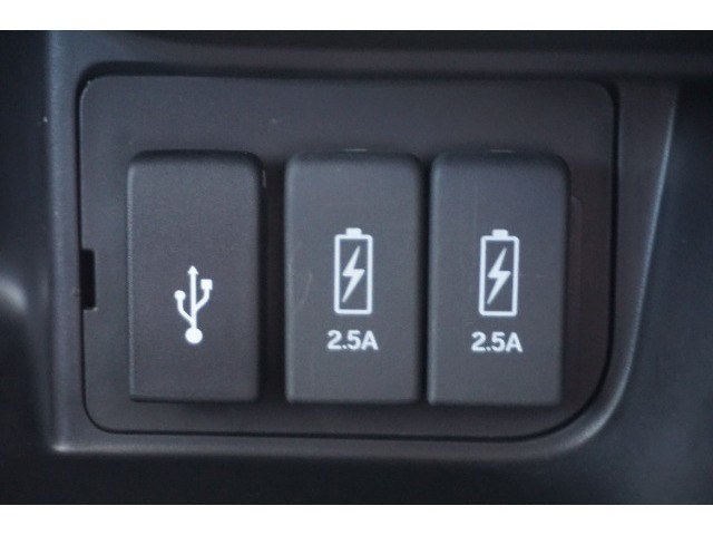 【USBジャック】運転中でもスマートフォン等の充電ができるUSBジャック付き！充電を気にすることなく、ドライブ中の音楽再生や通話等をお楽しみ頂けます！