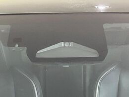 【プリクラッシュセーフティ】前方の車両等を検知し、衝突しそうな時は警報で注意を促し、ブレーキを踏む力をサポート。ブレーキを踏めなかった場合は衝突被害軽減ブレーキが作動、衝突回避をサポートします。