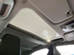 【ガラスルーフ】ガラスルーフ搭載で車内の解放感が一気にアップ！開放的なドライブをお楽しみいただけます。