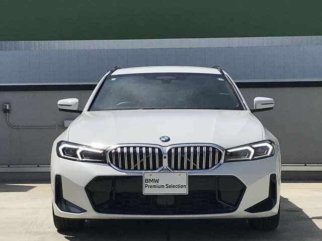 【BMWの伝統】BMWの特徴的な“キドニーグリル”は、80年以上続く伝統の形でございます。変わらないこだわりのデザインが、プレミアムブランド“BMW”を創り出します。